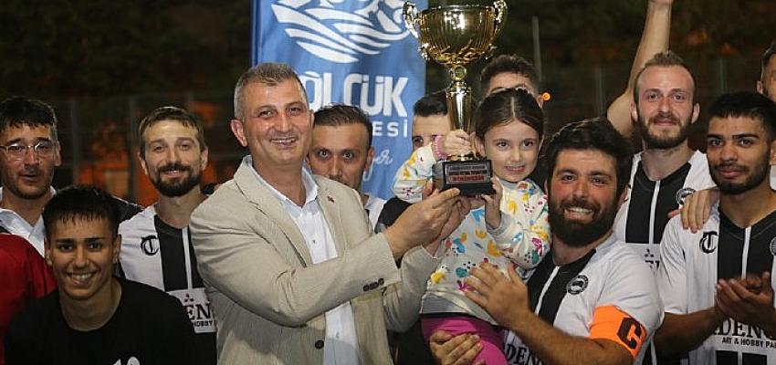 Gölcük Belediye Başkanlığı Kupası finalinde; Seka Doğanspor karşısında sahadan 2-0 galip ayrılan İhsaniyespor şampiyon oldu.
