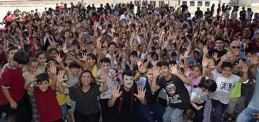 İzmir’de “Pandomim Çocuk Oyunu” Gösterisi Gerçekleştirildi