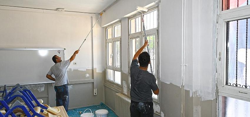 Karabağlar Belediyesi okulları da boyuyor