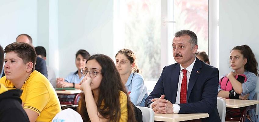 Kocaeli Belediye Başkanı Tahir Büyükakın’dan Öğrencilere Mesaj