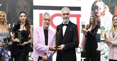 Mehmet Ali Erbil sundu, ödül gecesine ünlü yağdı